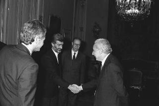 Il Presidente della Repubblica Francesco Cossiga riceve in udienza i dirigenti della Apple Computer s.p.a., per la presentazione dell'ultima realizzazione "Macintosh II"