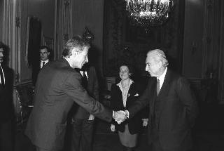 Il Presidente della Repubblica Francesco Cossiga riceve in udienza i dirigenti della Apple Computer s.p.a., per la presentazione dell'ultima realizzazione "Macintosh II"