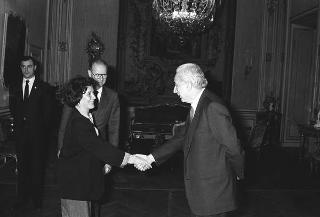 Il Presidente della Repubblica Francesco Cossiga riceve in udienza i dirigenti della Apple Computer s.p.a., per la presentazione dell'ultima realizzazione "Macintosh II"