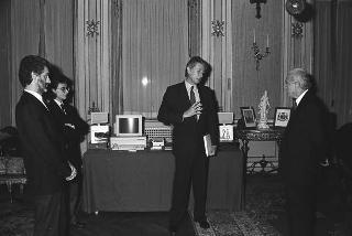 Il Presidente della Repubblica Francesco Cossiga riceve in udienza i dirigenti della Apple Computer s.p.a., per la presentazione dell'ultima realizzazione "Macintosh II"