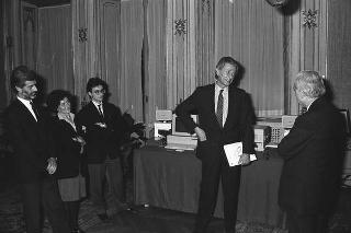 Il Presidente della Repubblica Francesco Cossiga riceve in udienza i dirigenti della Apple Computer s.p.a., per la presentazione dell'ultima realizzazione "Macintosh II"