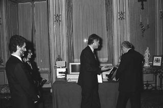 Il Presidente della Repubblica Francesco Cossiga riceve in udienza i dirigenti della Apple Computer s.p.a., per la presentazione dell'ultima realizzazione "Macintosh II"