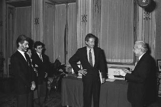 Il Presidente della Repubblica Francesco Cossiga riceve in udienza i dirigenti della Apple Computer s.p.a., per la presentazione dell'ultima realizzazione "Macintosh II"
