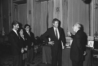 Il Presidente della Repubblica Francesco Cossiga riceve in udienza i dirigenti della Apple Computer s.p.a., per la presentazione dell'ultima realizzazione "Macintosh II"