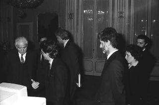 Il Presidente della Repubblica Francesco Cossiga riceve in udienza i dirigenti della Apple Computer s.p.a., per la presentazione dell'ultima realizzazione "Macintosh II"
