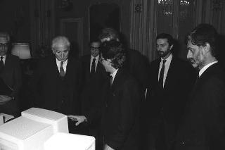 Il Presidente della Repubblica Francesco Cossiga riceve in udienza i dirigenti della Apple Computer s.p.a., per la presentazione dell'ultima realizzazione "Macintosh II"
