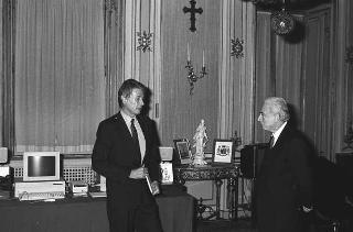 Il Presidente della Repubblica Francesco Cossiga riceve in udienza i dirigenti della Apple Computer s.p.a., per la presentazione dell'ultima realizzazione "Macintosh II"