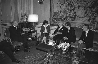 Il Presidente della Repubblica Francesco Cossiga incontra Armand Hammer, con Carlo Pedretti e l'editore Sergio Giunti, per presentare l'edizione in fac-simile del Codice di Leonardo