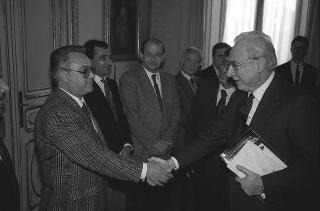 Il Presidente della Repubblica Francesco Cossiga riceve in udienza Giuseppe Avolio, presidente della Confederazione italiana coltivatori, con i componenti della direzione del sodalizio, in occasione del 10° anniversario della Confcoltivatori