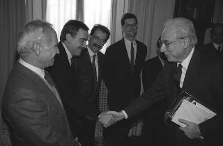Il Presidente della Repubblica Francesco Cossiga riceve in udienza Giuseppe Avolio, presidente della Confederazione italiana coltivatori, con i componenti della direzione del sodalizio, in occasione del 10° anniversario della Confcoltivatori