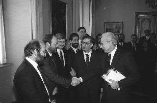 Il Presidente della Repubblica Francesco Cossiga riceve in udienza Giuseppe Avolio, presidente della Confederazione italiana coltivatori, con i componenti della direzione del sodalizio, in occasione del 10° anniversario della Confcoltivatori