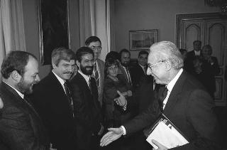 Il Presidente della Repubblica Francesco Cossiga riceve in udienza Giuseppe Avolio, presidente della Confederazione italiana coltivatori, con i componenti della direzione del sodalizio, in occasione del 10° anniversario della Confcoltivatori