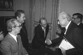 Il Presidente della Repubblica Francesco Cossiga riceve in udienza Giuseppe Avolio, presidente della Confederazione italiana coltivatori, con i componenti della direzione del sodalizio, in occasione del 10° anniversario della Confcoltivatori