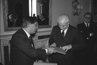 Il Presidente della Repubblica Francesco Cossiga riceve in udienza Giuseppe Avolio, presidente della Confederazione italiana coltivatori, con i componenti della direzione del sodalizio, in occasione del 10° anniversario della Confcoltivatori