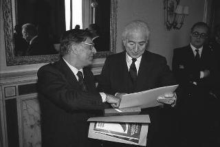 Il Presidente della Repubblica Francesco Cossiga riceve in udienza Giuseppe Avolio, presidente della Confederazione italiana coltivatori, con i componenti della direzione del sodalizio, in occasione del 10° anniversario della Confcoltivatori
