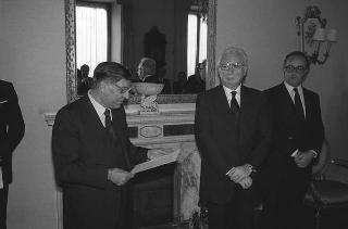 Il Presidente della Repubblica Francesco Cossiga riceve in udienza Giuseppe Avolio, presidente della Confederazione italiana coltivatori, con i componenti della direzione del sodalizio, in occasione del 10° anniversario della Confcoltivatori