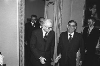 Il Presidente della Repubblica Francesco Cossiga riceve in udienza Giuseppe Avolio, presidente della Confederazione italiana coltivatori, con i componenti della direzione del sodalizio, in occasione del 10° anniversario della Confcoltivatori