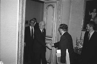 Il Presidente della Repubblica Francesco Cossiga riceve in udienza Giuseppe Avolio, presidente della Confederazione italiana coltivatori, con i componenti della direzione del sodalizio, in occasione del 10° anniversario della Confcoltivatori