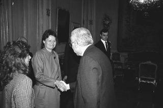 Il Presidente della Repubblica Francesco Cossiga riceve in udienza la signora Valentina Alazraki, presidente dell'Associazione della Stampa estera in Italia, con i componenti del nuovo Consiglio direttivo