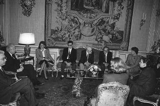 Il Presidente della Repubblica Francesco Cossiga riceve in udienza la signora Valentina Alazraki, presidente dell'Associazione della Stampa estera in Italia, con i componenti del nuovo Consiglio direttivo