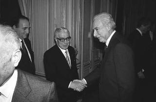 Incontro del Presidente della Repubblica Francesco Cossiga con  Manlio Gemozzi, presidente della Cassa per il credito alle imprese artigiane, con una delegazione dell'Istituto, in occasione del 40° anniversario dell'Artigiancassa