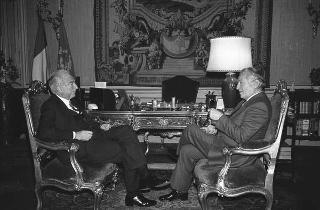 Il Presidente della Repubblica Francesco Cossiga riceve in udienza il prof. Luciano Radi, per presentare il volume "Il salario dell'Onorevole"