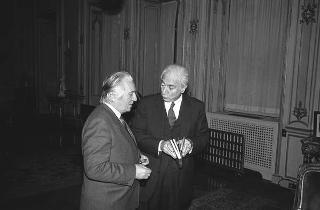 Il Presidente della Repubblica Francesco Cossiga riceve in udienza il prof. Luciano Radi, per presentare il volume "Il salario dell'Onorevole"