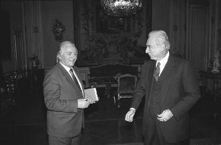 Il Presidente della Repubblica Francesco Cossiga riceve in udienza il prof. Luciano Radi, per presentare il volume "Il salario dell'Onorevole"