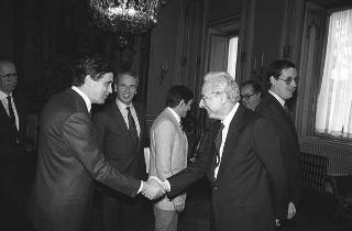 Il Presidente della Repubblica Francesco Cossiga riceve in udienza Cesare Merlini, presidente dell'Istituto affari internazionali, con una delegazione di partecipanti al convegno "Difesa europea e sicurezza in Europa"