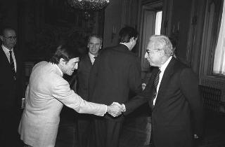 Il Presidente della Repubblica Francesco Cossiga riceve in udienza Cesare Merlini, presidente dell'Istituto affari internazionali, con una delegazione di partecipanti al convegno "Difesa europea e sicurezza in Europa"