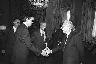 Il Presidente della Repubblica Francesco Cossiga riceve in udienza Cesare Merlini, presidente dell'Istituto affari internazionali, con una delegazione di partecipanti al convegno "Difesa europea e sicurezza in Europa"