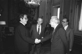 Il Presidente della Repubblica Francesco Cossiga riceve in udienza Cesare Merlini, presidente dell'Istituto affari internazionali, con una delegazione di partecipanti al convegno "Difesa europea e sicurezza in Europa"