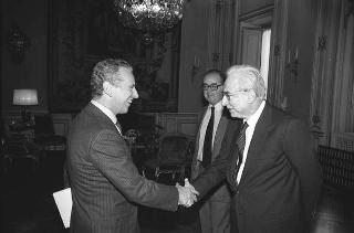 Il Presidente della Repubblica Francesco Cossiga riceve in udienza Cesare Merlini, presidente dell'Istituto affari internazionali, con una delegazione di partecipanti al convegno "Difesa europea e sicurezza in Europa"
