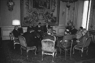 Il Presidente della Repubblica Francesco Cossiga riceve in udienza Cesare Merlini, presidente dell'Istituto affari internazionali, con una delegazione di partecipanti al convegno "Difesa europea e sicurezza in Europa"