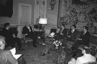Il Presidente della Repubblica Francesco Cossiga riceve in udienza Cesare Merlini, presidente dell'Istituto affari internazionali, con una delegazione di partecipanti al convegno "Difesa europea e sicurezza in Europa"
