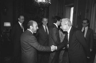 Il Presidente della Repubblica Francesco Cossiga riceve in udienza Cesare Merlini, presidente dell'Istituto affari internazionali, con una delegazione di partecipanti al convegno "Difesa europea e sicurezza in Europa"