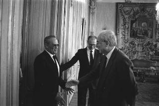 Il Presidente della Repubblica Francesco Cossiga incontra Franco Maria Malfatti, presidente dell'Associazione nazionale di amicizia italo-araba, con gli esponenti dell'Associazione