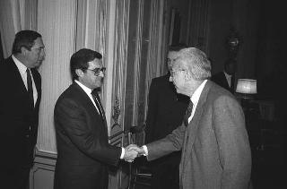 Il Presidente della Repubblica Francesco Cossiga riceve in udienza Piero Barucci, presidente dell'ABI, con lo scultore Emilio Greco realizzatore della fontana "con Nereide" a Londra, e gli esponenti delle Banche che ne hanno finanziato la realizzazione, per fare omaggio di un volume dedicato all'artista
