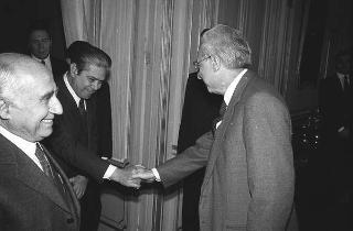 Il Presidente della Repubblica Francesco Cossiga riceve in udienza Piero Barucci, presidente dell'ABI, con lo scultore Emilio Greco realizzatore della fontana "con Nereide" a Londra, e gli esponenti delle Banche che ne hanno finanziato la realizzazione, per fare omaggio di un volume dedicato all'artista