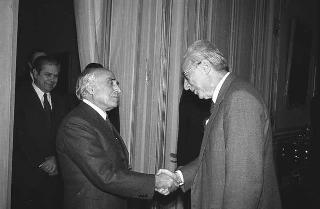 Il Presidente della Repubblica Francesco Cossiga riceve in udienza Piero Barucci, presidente dell'ABI, con lo scultore Emilio Greco realizzatore della fontana "con Nereide" a Londra, e gli esponenti delle Banche che ne hanno finanziato la realizzazione, per fare omaggio di un volume dedicato all'artista