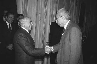 Il Presidente della Repubblica Francesco Cossiga riceve in udienza Piero Barucci, presidente dell'ABI, con lo scultore Emilio Greco realizzatore della fontana "con Nereide" a Londra, e gli esponenti delle Banche che ne hanno finanziato la realizzazione, per fare omaggio di un volume dedicato all'artista