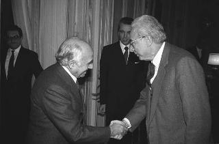 Il Presidente della Repubblica Francesco Cossiga riceve in udienza Piero Barucci, presidente dell'ABI, con lo scultore Emilio Greco realizzatore della fontana "con Nereide" a Londra, e gli esponenti delle Banche che ne hanno finanziato la realizzazione, per fare omaggio di un volume dedicato all'artista