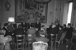 Il Presidente della Repubblica Francesco Cossiga riceve in udienza Piero Barucci, presidente dell'ABI, con lo scultore Emilio Greco realizzatore della fontana "con Nereide" a Londra, e gli esponenti delle Banche che ne hanno finanziato la realizzazione, per fare omaggio di un volume dedicato all'artista