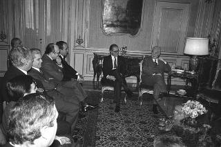 Il Presidente della Repubblica Francesco Cossiga riceve in udienza Piero Barucci, presidente dell'ABI, con lo scultore Emilio Greco realizzatore della fontana "con Nereide" a Londra, e gli esponenti delle Banche che ne hanno finanziato la realizzazione, per fare omaggio di un volume dedicato all'artista