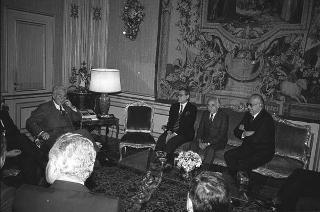 Il Presidente della Repubblica Francesco Cossiga riceve in udienza Piero Barucci, presidente dell'ABI, con lo scultore Emilio Greco realizzatore della fontana "con Nereide" a Londra, e gli esponenti delle Banche che ne hanno finanziato la realizzazione, per fare omaggio di un volume dedicato all'artista