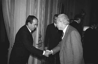 Il Presidente della Repubblica Francesco Cossiga riceve in udienza Piero Barucci, presidente dell'ABI, con lo scultore Emilio Greco realizzatore della fontana "con Nereide" a Londra, e gli esponenti delle Banche che ne hanno finanziato la realizzazione, per fare omaggio di un volume dedicato all'artista