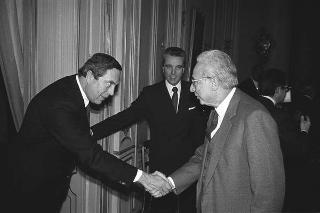 Il Presidente della Repubblica Francesco Cossiga riceve in udienza Piero Barucci, presidente dell'ABI, con lo scultore Emilio Greco realizzatore della fontana "con Nereide" a Londra, e gli esponenti delle Banche che ne hanno finanziato la realizzazione, per fare omaggio di un volume dedicato all'artista