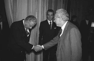 Il Presidente della Repubblica Francesco Cossiga riceve in udienza Piero Barucci, presidente dell'ABI, con lo scultore Emilio Greco realizzatore della fontana "con Nereide" a Londra, e gli esponenti delle Banche che ne hanno finanziato la realizzazione, per fare omaggio di un volume dedicato all'artista