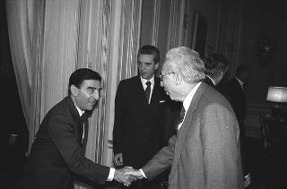 Il Presidente della Repubblica Francesco Cossiga riceve in udienza Piero Barucci, presidente dell'ABI, con lo scultore Emilio Greco realizzatore della fontana "con Nereide" a Londra, e gli esponenti delle Banche che ne hanno finanziato la realizzazione, per fare omaggio di un volume dedicato all'artista