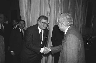 Il Presidente della Repubblica Francesco Cossiga riceve in udienza Piero Barucci, presidente dell'ABI, con lo scultore Emilio Greco realizzatore della fontana "con Nereide" a Londra, e gli esponenti delle Banche che ne hanno finanziato la realizzazione, per fare omaggio di un volume dedicato all'artista